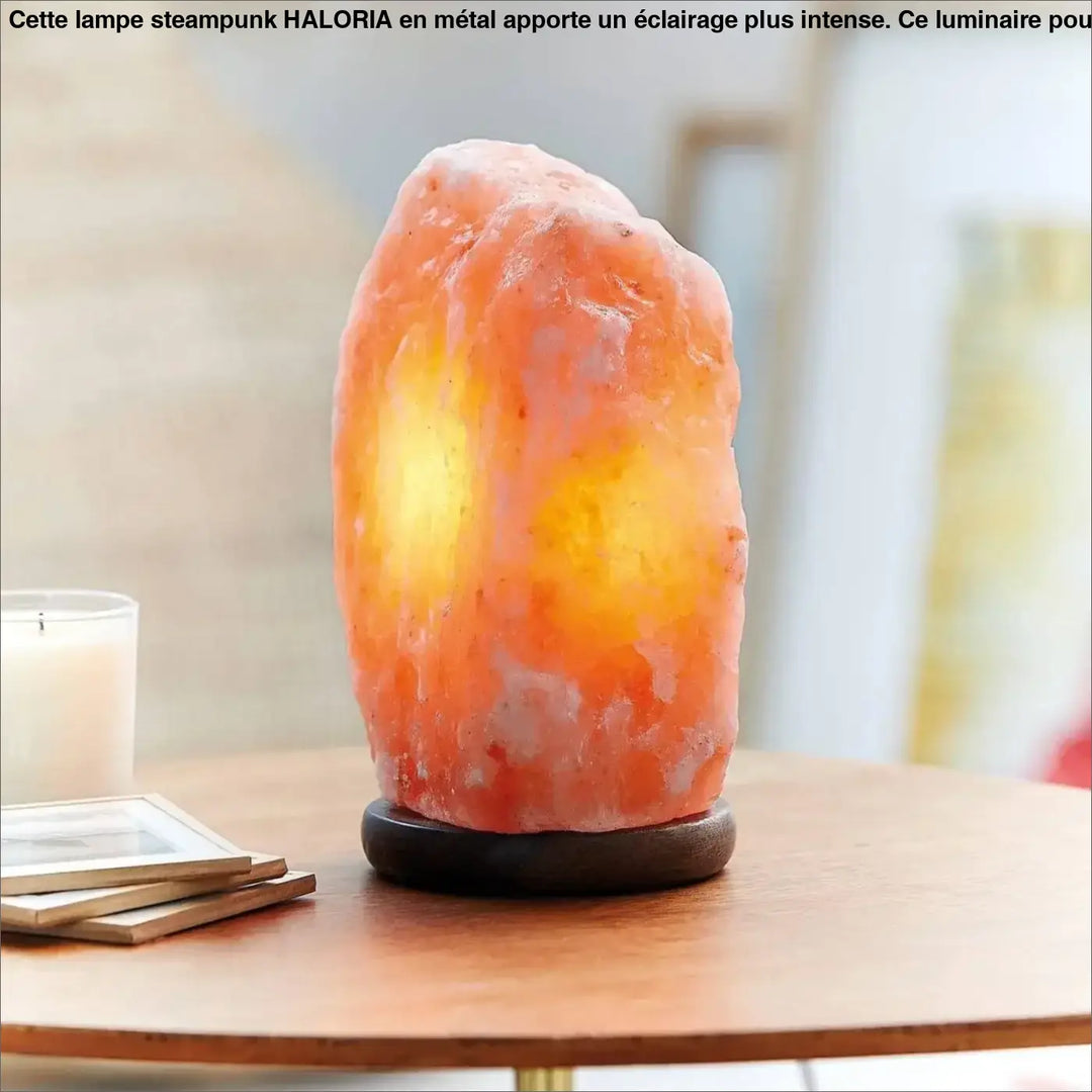 Lampe steampunk himalayenne en sel avec surface rugueuse et teintes orange rose sur base en bois pour éclairage plus