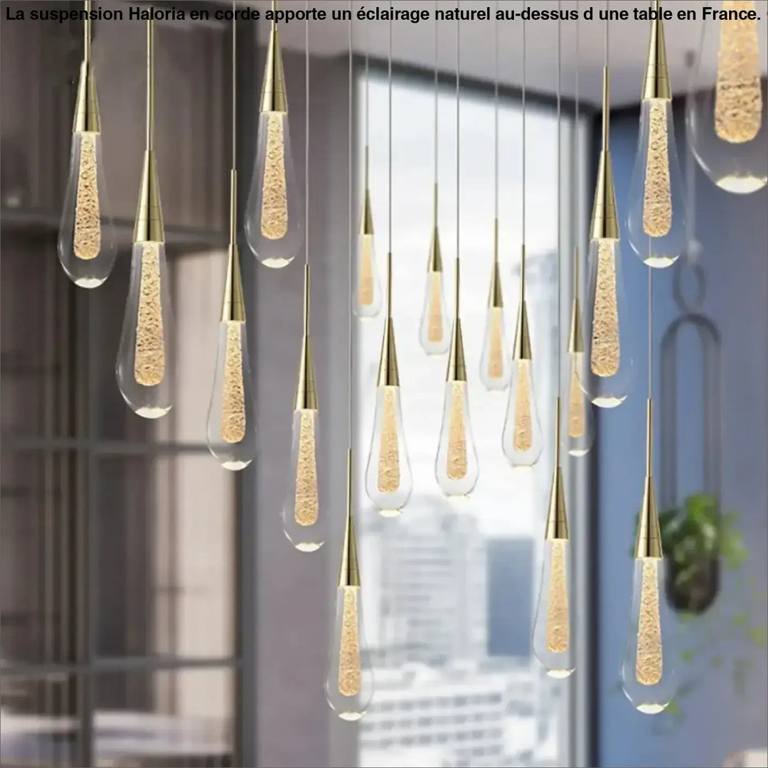 Lampe suspendue corde haloria avec pendentifs modernes en verre clair au-dessus d’une table ou d’un coin salon