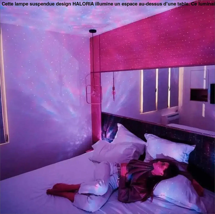 Lampe suspendue design haloria projetant une lumière violette et rose douce sur plafond et murs avec effet ciel étoilé