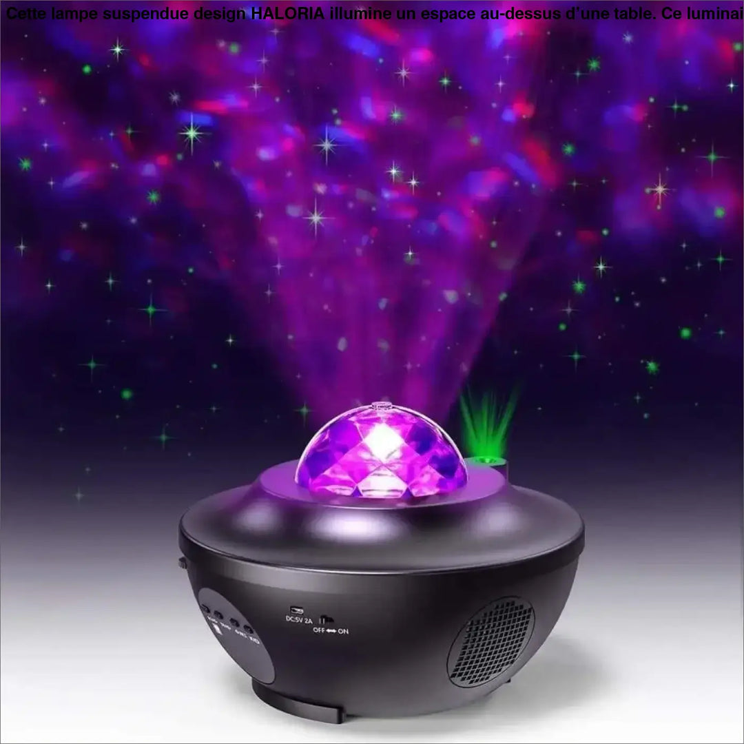 Lampe suspendue design haloria avec projecteur led sphérique noir et dôme en cristal violet diffusant lumière galaxie colorée