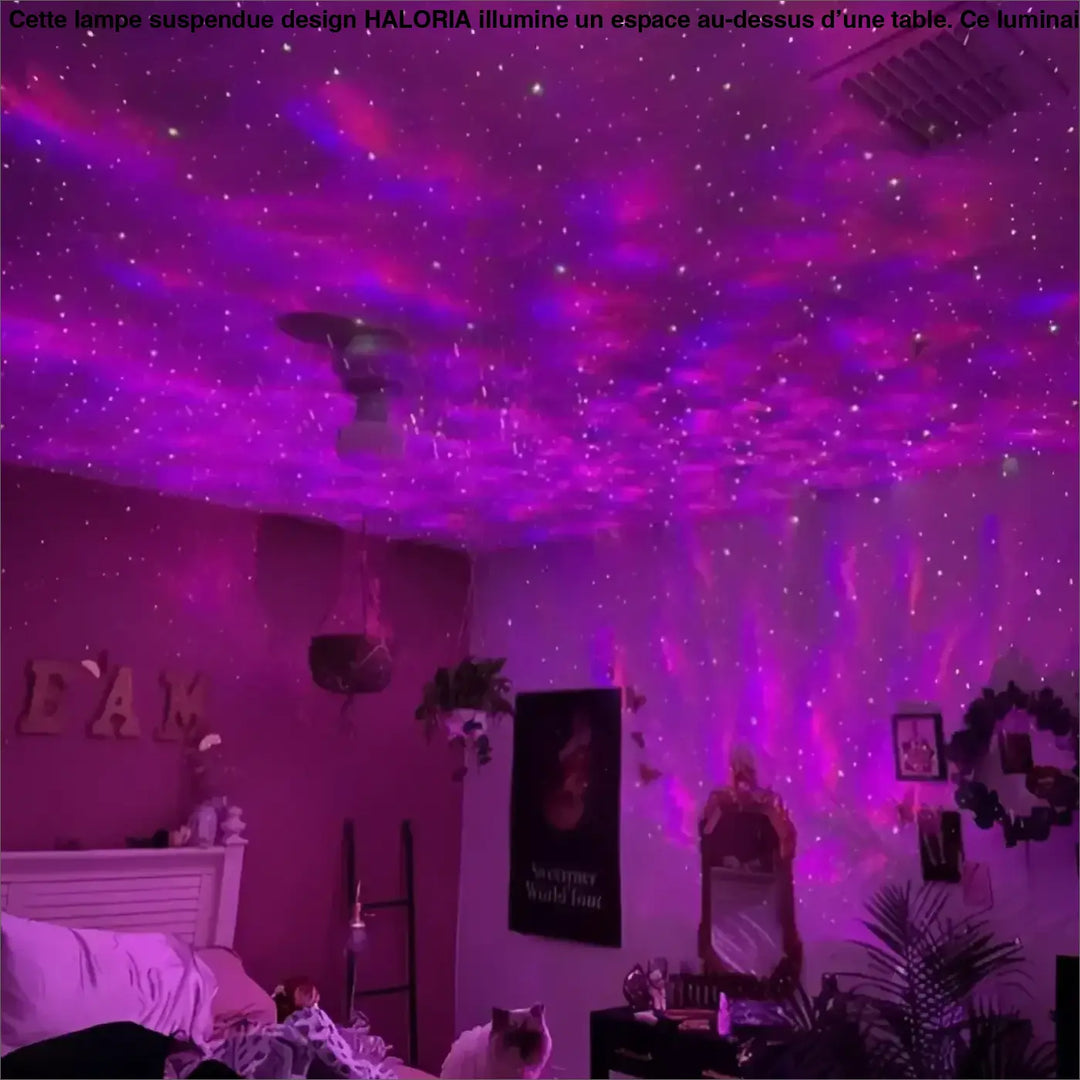 Lampe suspendue design haloria projetant une lumière violette galaxie pour une ambiance cosmique dans la pièce