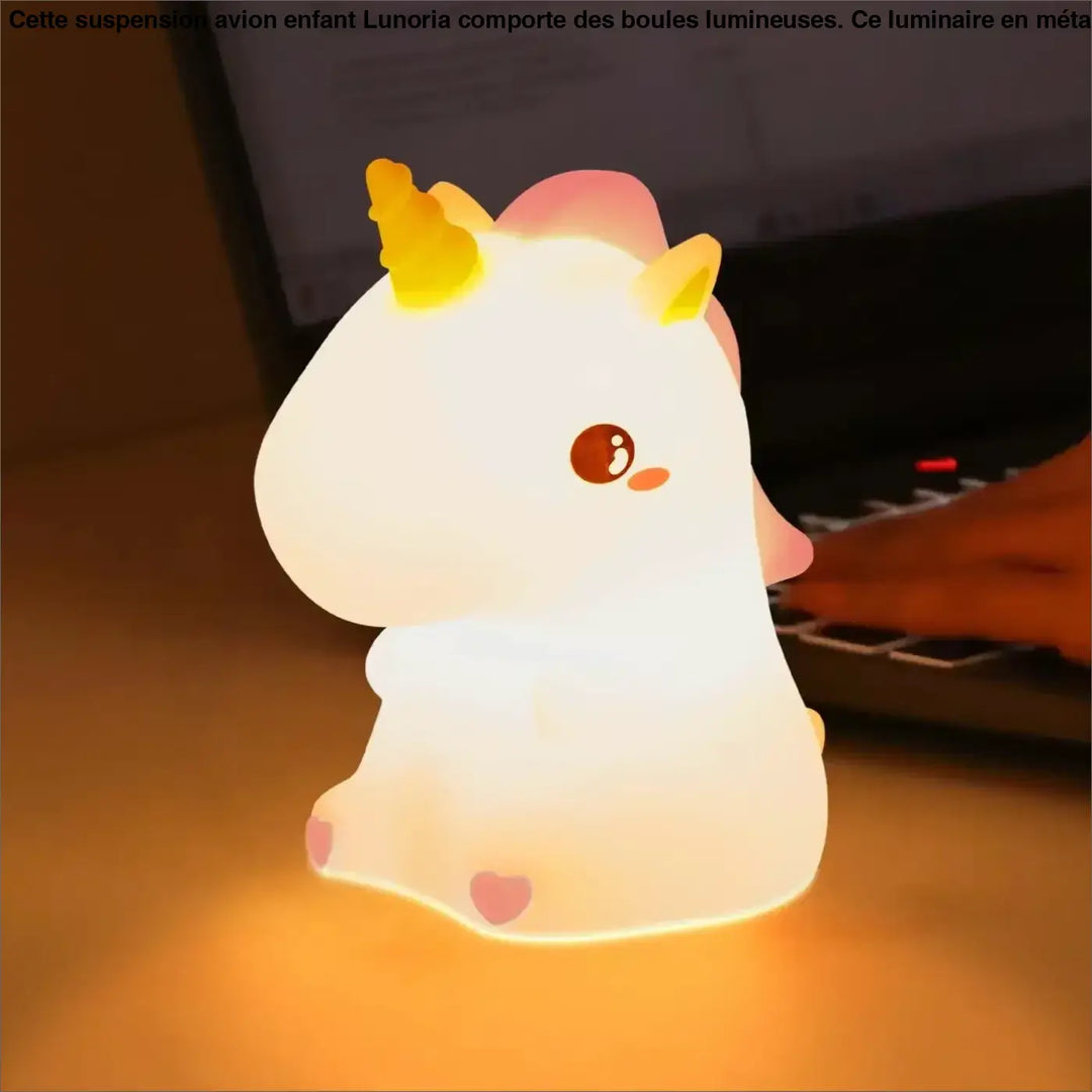 Veilleuse magique animalix en forme de licorne blanche avec corne jaune et touche lumineuse rose douce sur bureau
