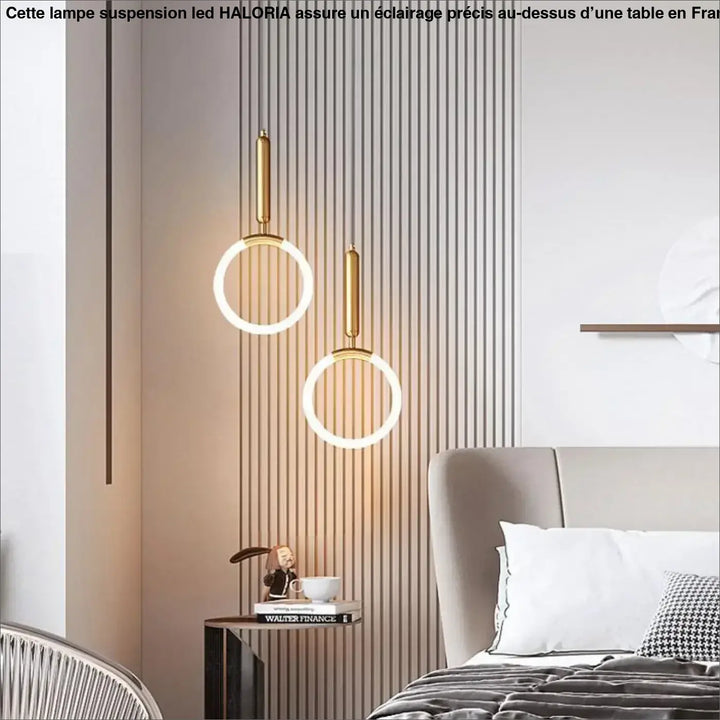 Lampe suspension led haloria avec deux suspensions led dorées élégantes à anneaux lumineux blancs contre un mur rayé