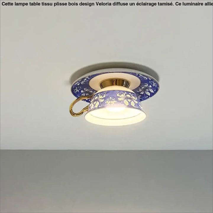Luminaire plafonnier design en porcelaine bleue et blanche avec accents dorés en forme de tasse à thé cafelia
