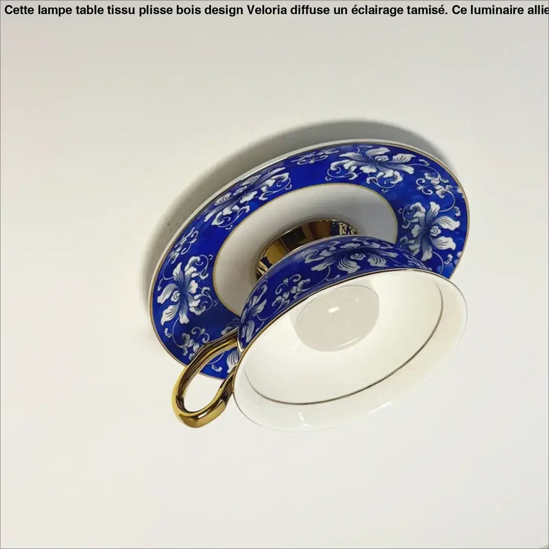 Luminaire plafonnier cafelia avec tasse en porcelaine bleue et blanche ornee de motifs floraux delicats et bordure doree