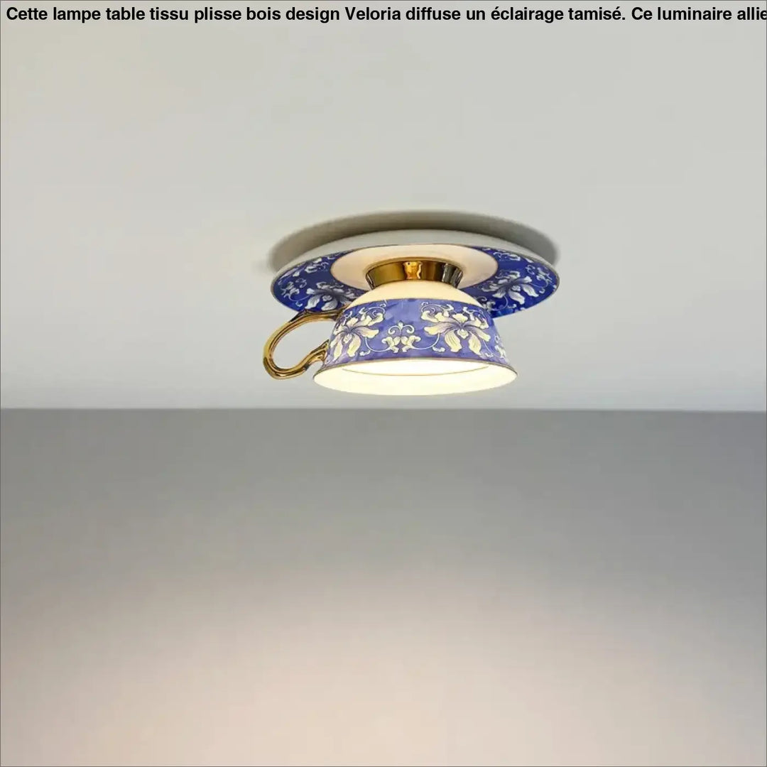 Luminaire plafonnier design en porcelaine bleu et blanc avec accents dorés en forme de tasse à thé cafelia