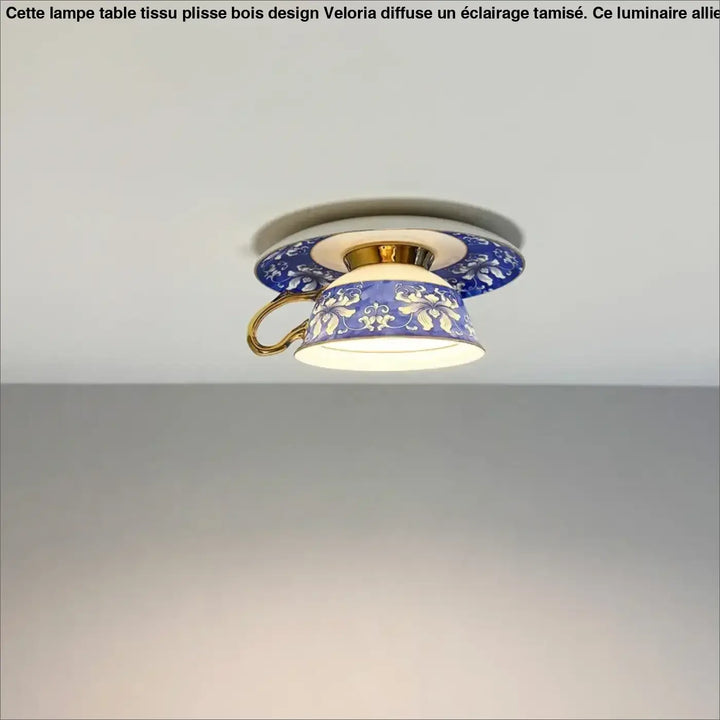 Luminaire plafonnier design en porcelaine bleu et blanc avec accents dorés en forme de tasse à thé cafelia