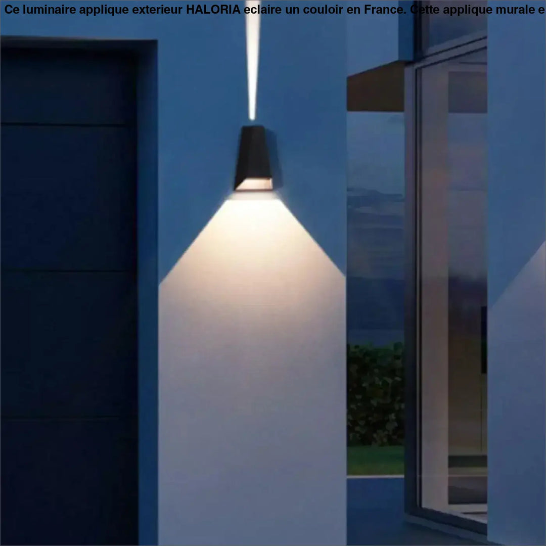 Luminaire applique exterieur haloria en noir moderne avec un design angulaire diffusant une lumière chaleureuse ciblée