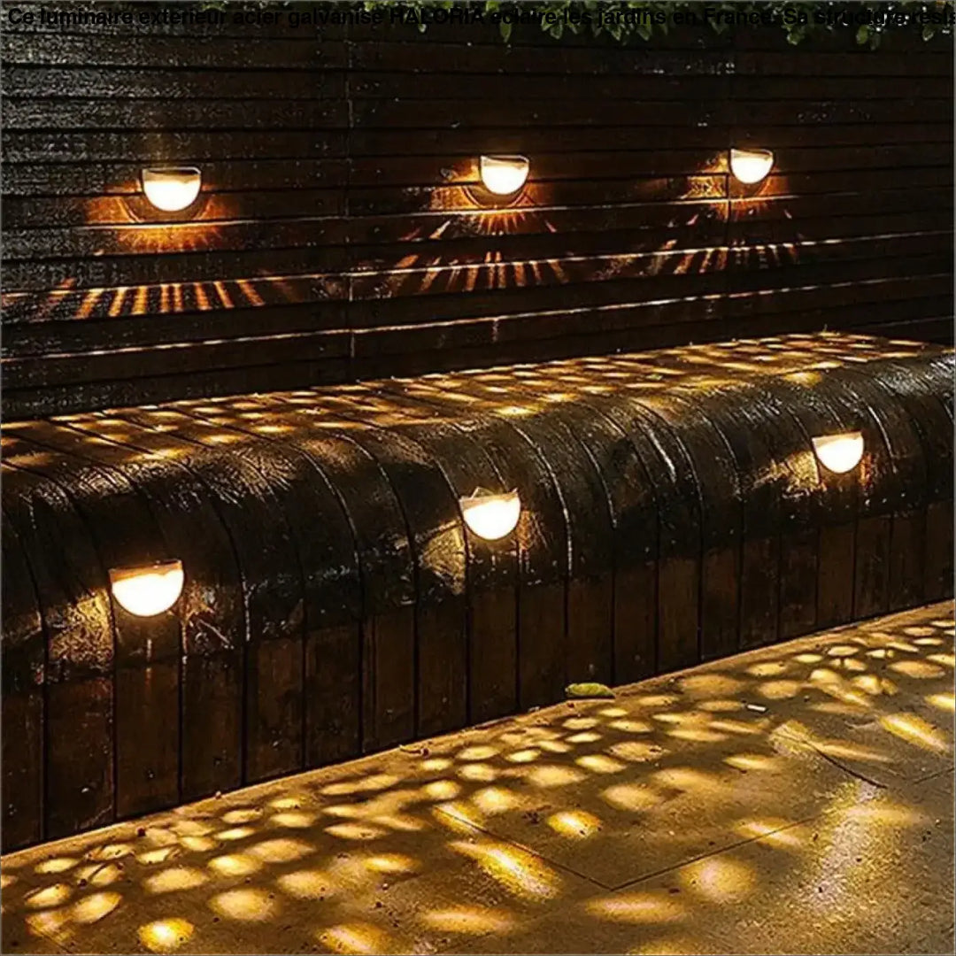 Luminaire exterieur acier galvanise haloria avec lumiere chaude ornee sur une cloture en bois fonce