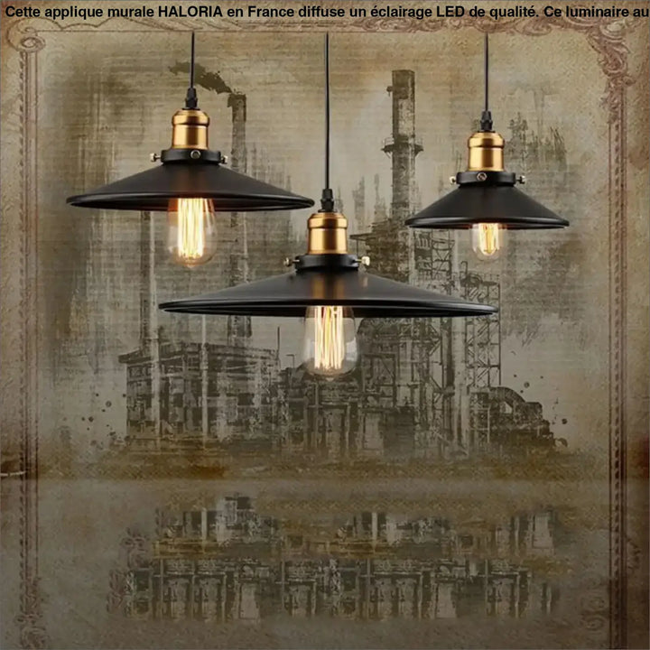 Trois appliques murales industrielles noires avec accents en laiton et ampoules à filament pour long d’un couloir ou autour d’un miroir