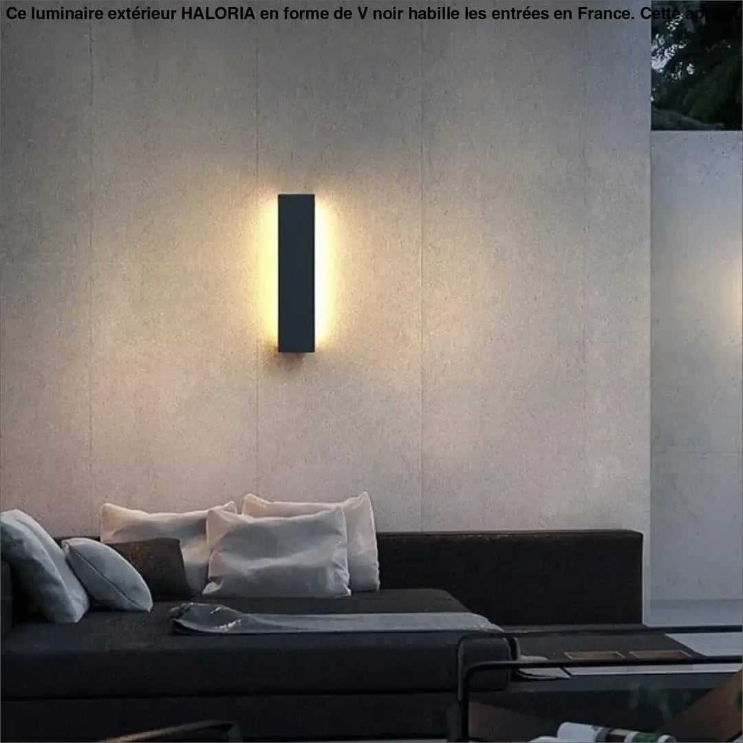 Luminaire extérieur en forme de v noir émettant une lueur verticale chaude pour mur et entrée haloria