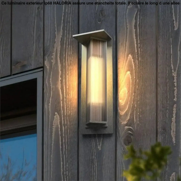 Luminaire exterieur ip68 haloria avec applique murale rectangulaire en métal brossé et panneaux vitrés opaques émettant une lumière ambiante chaude