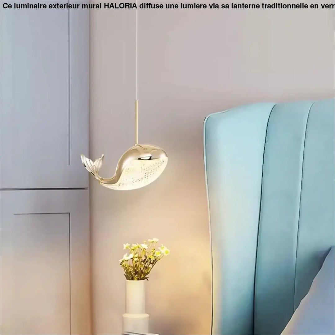 Suspension luminaire aquara en forme de baleine dorée avec corps translucide texturé et nageoire caudale délicate