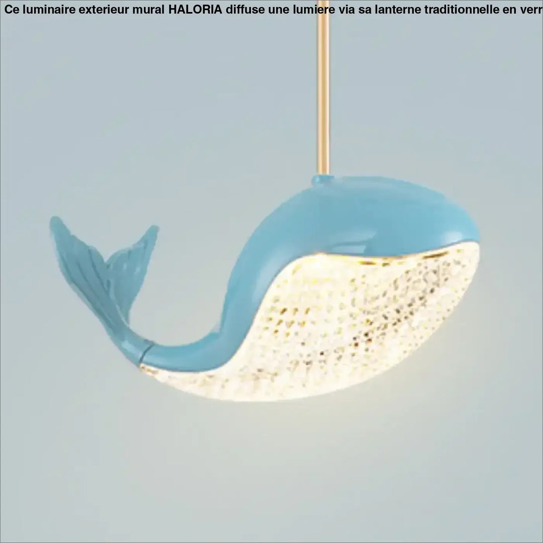 Suspension luminaire baleine bleu clair avec ventre texturé éclairé et détails dorés pour décoration moderne