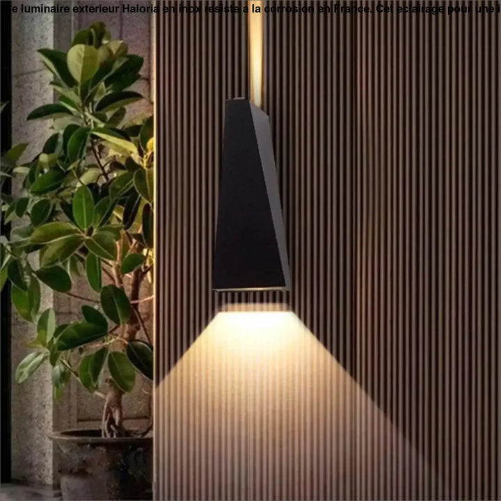 Luminaire exterieur noir moderne en forme géométrique avec un design angulaire diffusant une lumière chaude pour long d’une allée