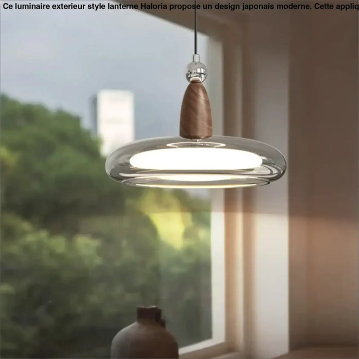 Suspension luminaire cristora avec abat-jour en verre transparent et accent en bois ton chaud pour un luminaire contemporaine