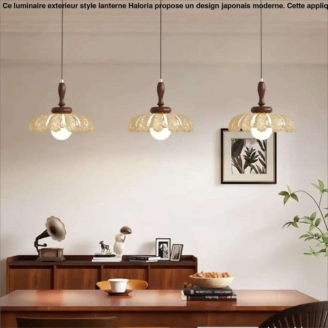Trois suspensions luminaires cristora en bois foncé avec abat-jour en verre doré translucide luminaire contemporaine