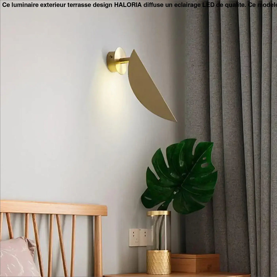 Luminaire extérieur terrasse design haloria avec applique murale dorée en forme de feuille courbée moderne