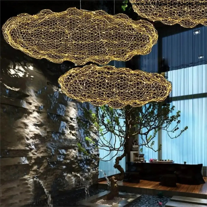 Luminaire led suspension haloria doré en forme de nuage avec une conception en maille filaire complexe