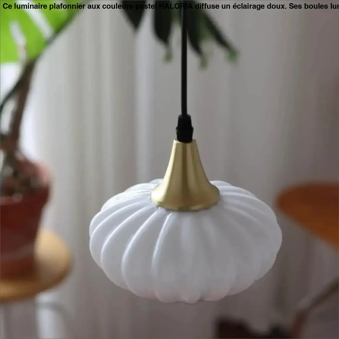 Suspension luminaire scandi en verre opalin blanc nervuré avec fixation métal doré et lumière douce suspendue par câble noir