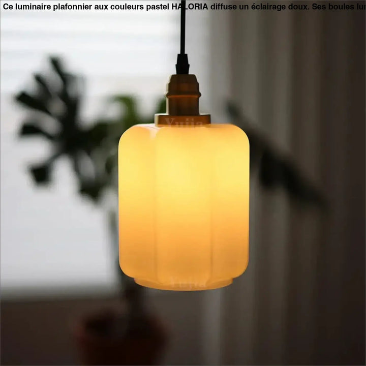 Suspension luminaire scandi à lumière douce avec verre opalin ambre et finition bois métal