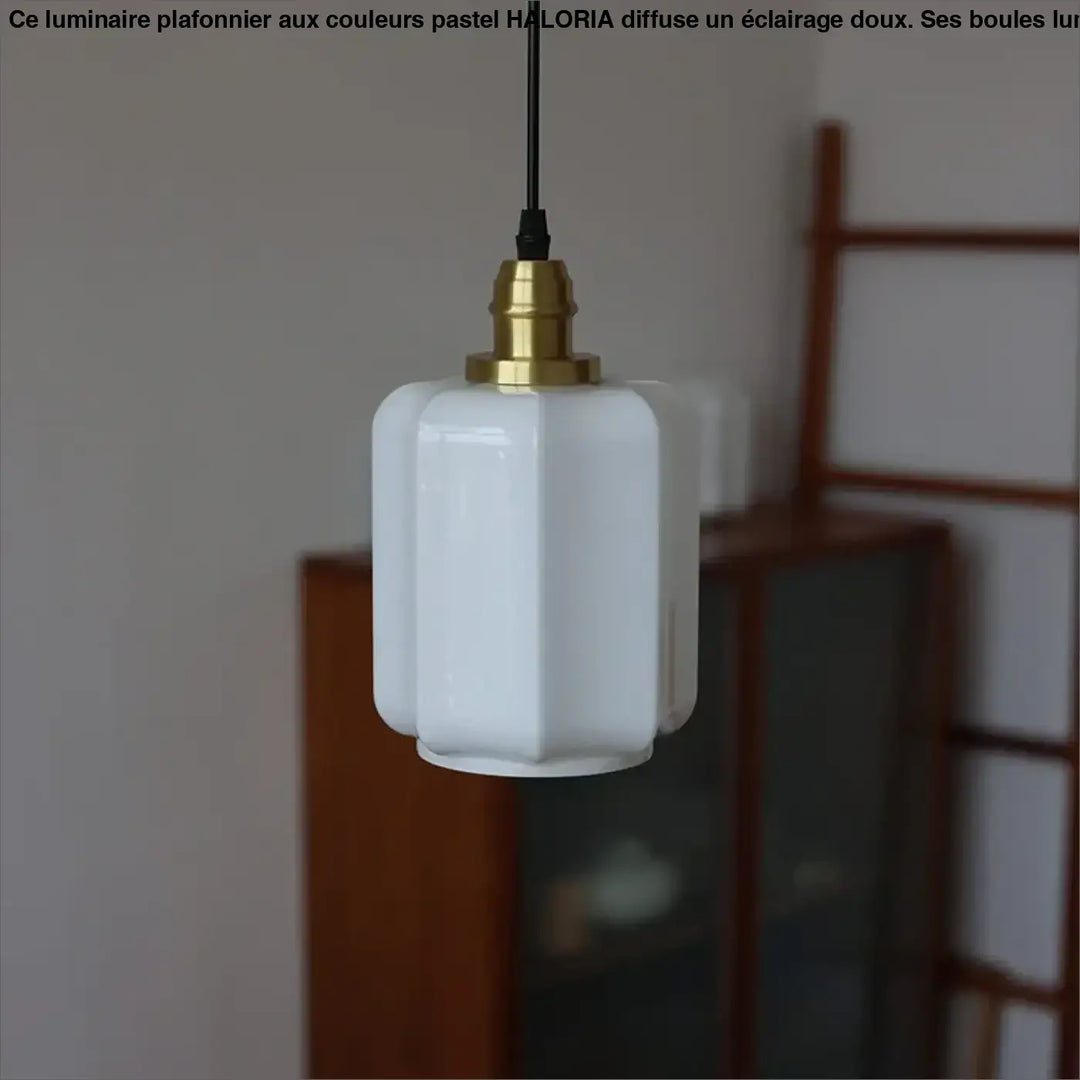 Suspension luminaire scandie en verre opalin blanc avec finition laiton et cordon noir pour une lumière douce