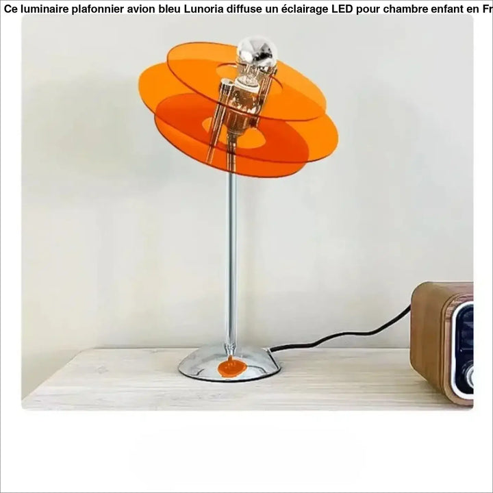 Lampe de table zyna avec un abat-jour orange translucide vibrant et une base et tige en chrome disponible dans le shop