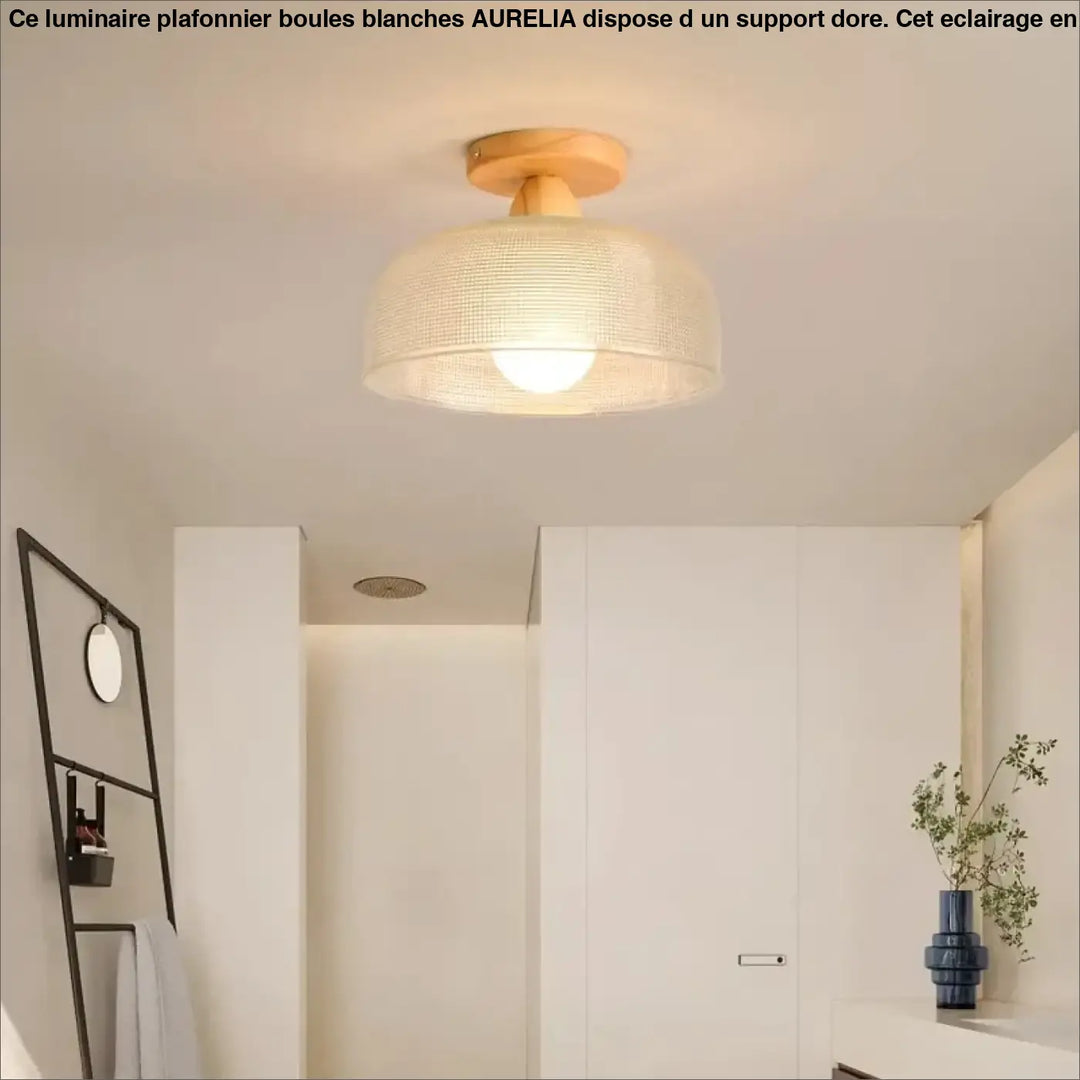 Luminaire plafonnier couli en bois naturel avec abat-jour écru de texture tissée pour décoration intérieure moderne