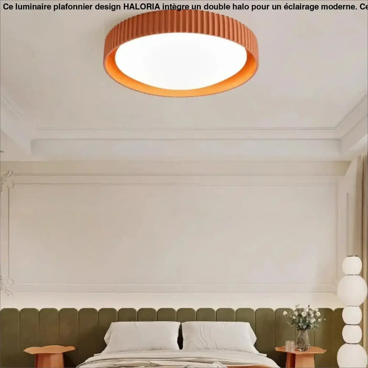 Luminaire plafonnier stria orange à texture côtelée avec reliefs graphiques diffusant une lumière chaleureuse