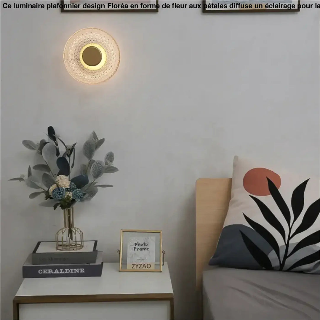 Applique murale design luminaire plafonnier crista avec abat-jour en verre translucide texturé et centre doré chaud