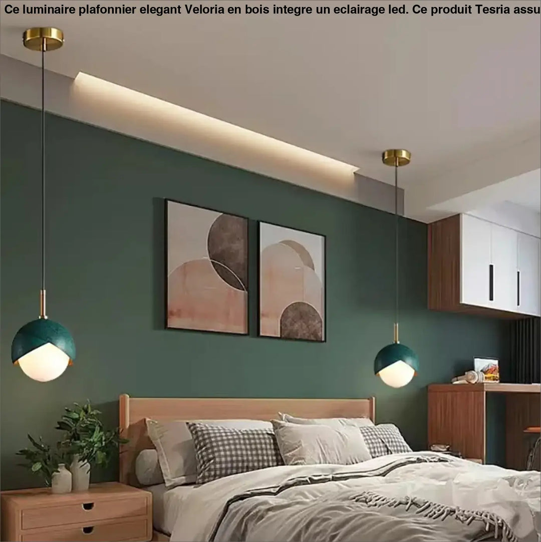 Deux luminaires plafonniers élégants avec abat-jour sphérique teal et finition or suspendus symétriquement au-dessus du lit veloria