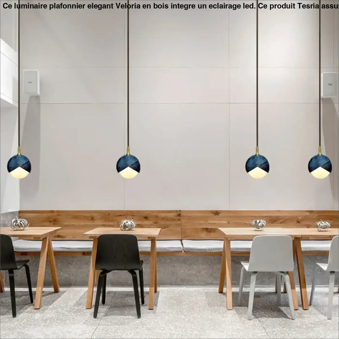 Luminaire plafonnier elegant bois et led veloria avec suspensions bleu marine blanc et accents dorés au-dessus de tables en bois