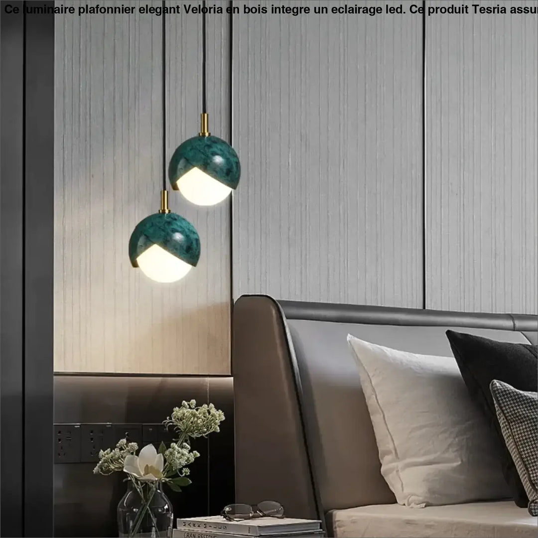 Deux luminaires plafonniers elegant en bois avec finition marbre teal et éclairage led suspendus au-dessus d’un lit moderne