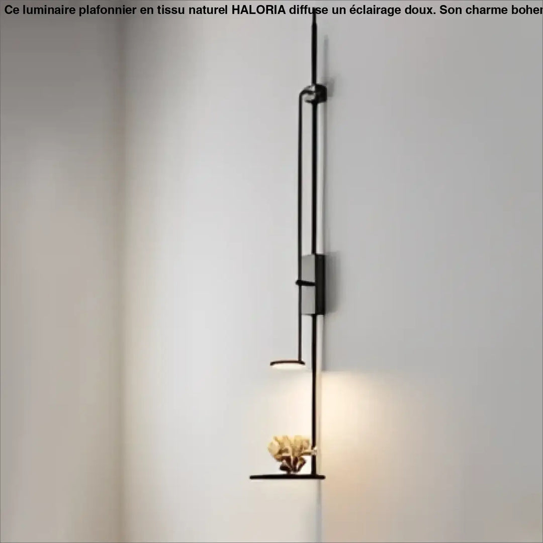 Applique murale auran en métal noir avec design minimaliste allongé et lumière chaleureuse à la base