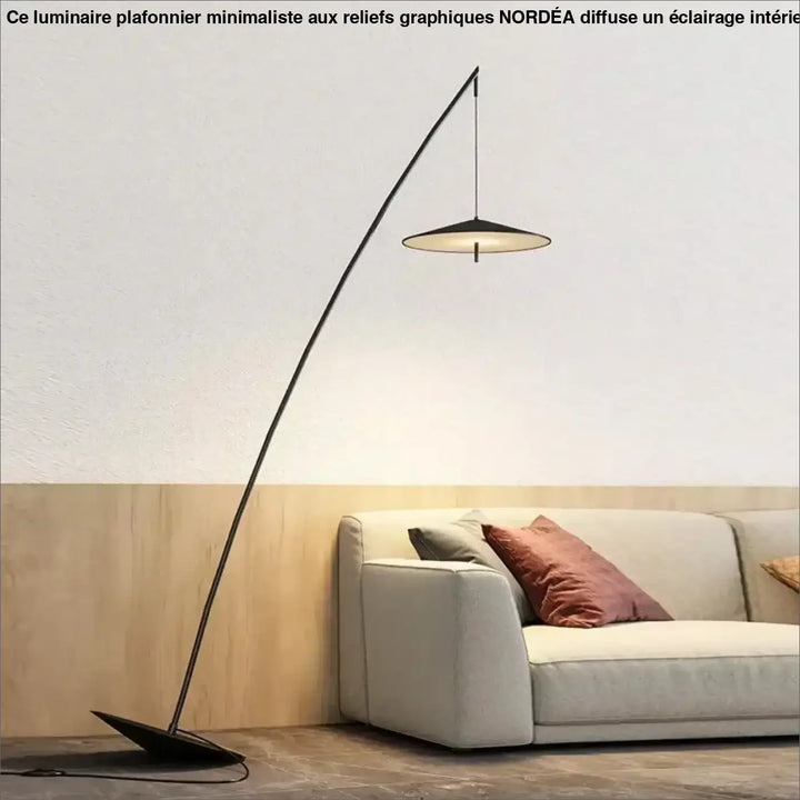 Lampadaire moderne arkio noir avec bras métallique courbé et diffuseur suspendu circulaire qui permet également une lumière douce