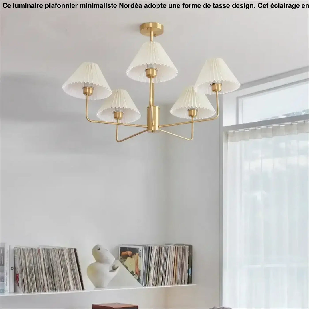 Suspension luminaire sandrya avec cinq abat-jours plissés en tissu blanc et structure dorée idéale pour salle à manger