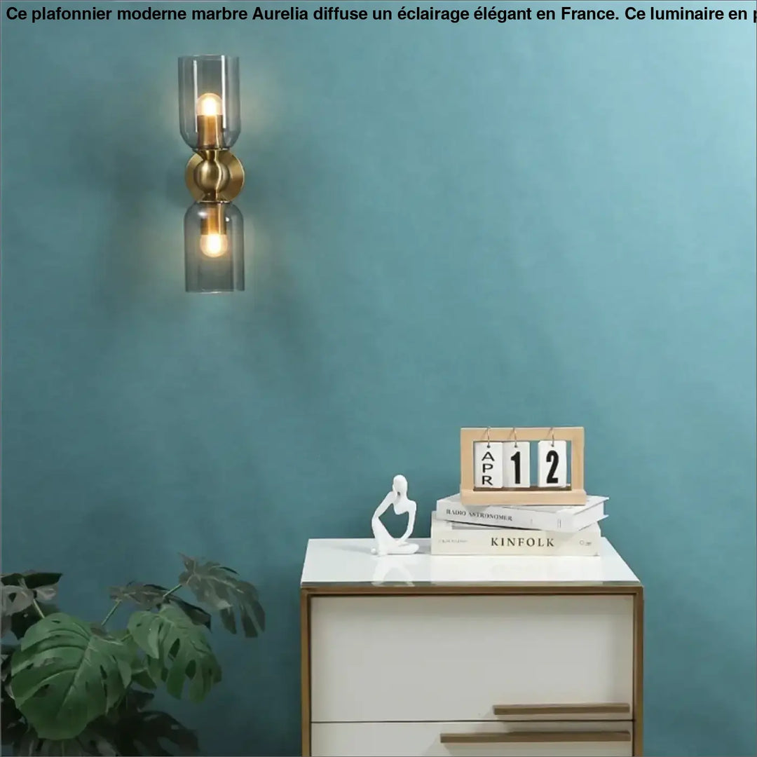 Applique murale trinar en métal doré avec deux abat-jours en verre dépoli et ampoules apparentes pour une murale moderne