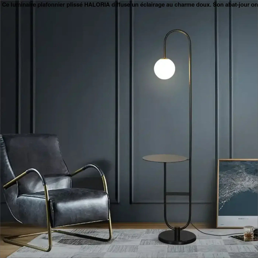 Lampadaire moderne syner noir avec cadre en laiton courbé et globe en verre blanc pour un éclairage raffiné