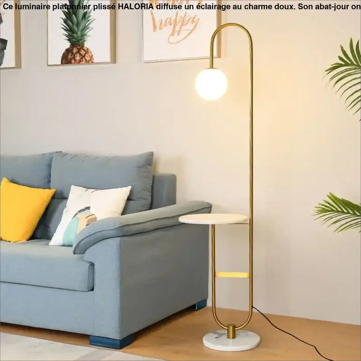 Lampadaire moderne gold-toned avec stand courbé, base en marbre blanc et éclairage raffiné syner