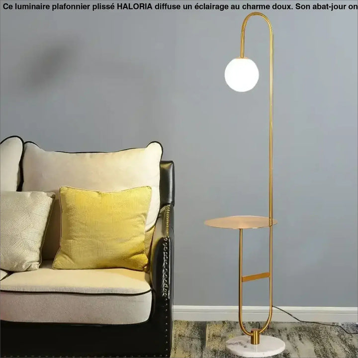 Lampadaire moderne gold avec abat-jour sphérique en verre blanc et base en marbre pour un éclairage raffiné