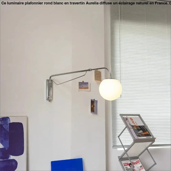 Luminaire plafonnier rond blanc aurelia avec bras articulé chromé et globe en verre sphérique lisse en travertin
