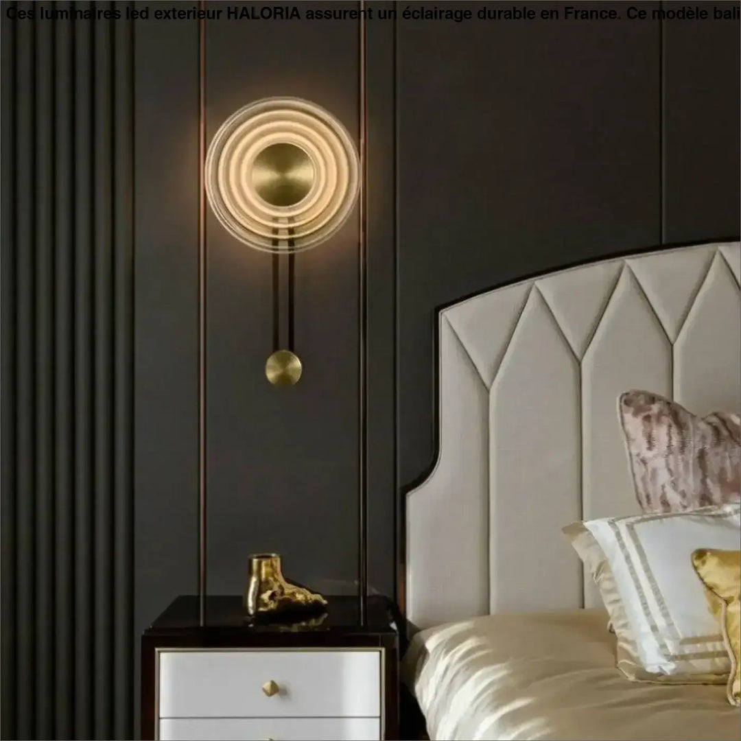 Applique murale dorée avec anneaux concentriques et accent sphérique pour luminaires led exterieur haloria