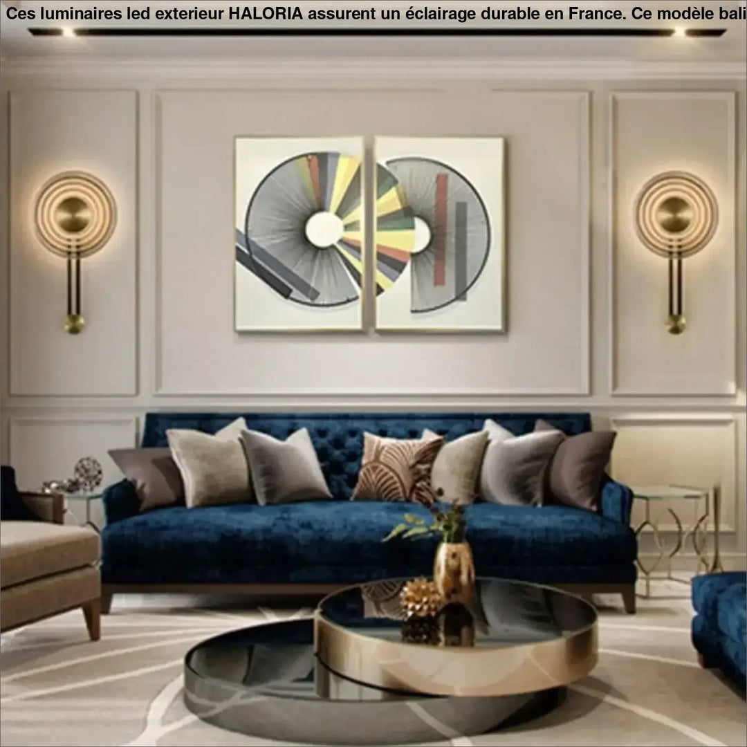 Canapé en velours capitonné bleu profond avec coussins décoratifs gris et marron dans luminaires led exterieur haloria