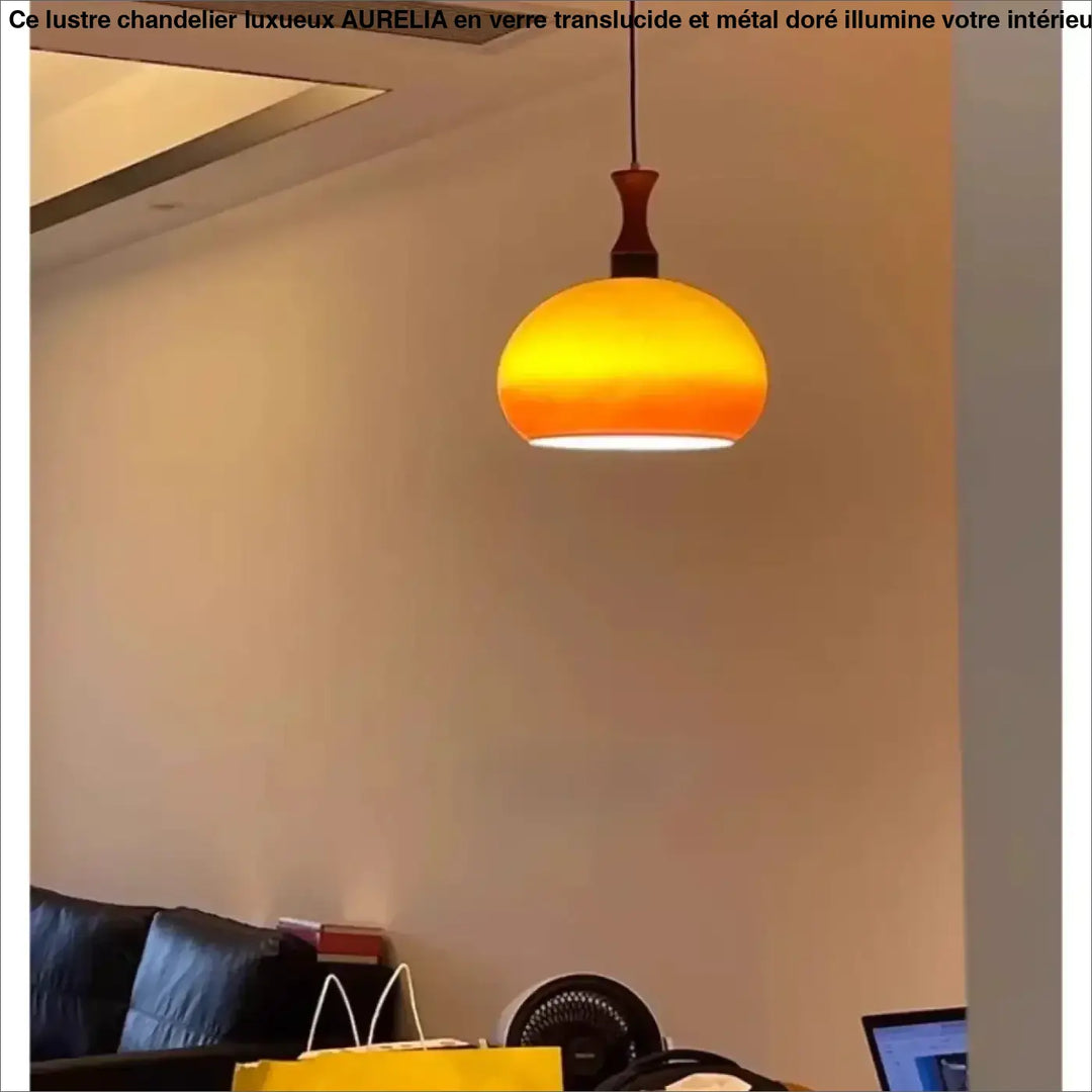 Suspension luminaire angy en verre ambré chaud avec tige en bois foncé pour une décoration intérieure style vintage revisité