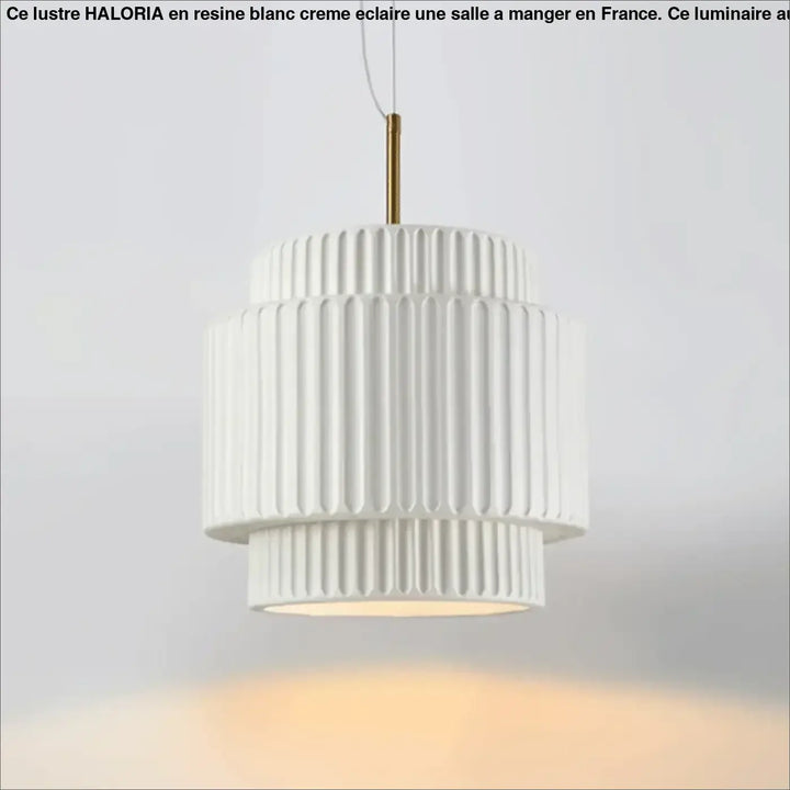 Suspension luminaire crebia en céramique blanche avec étages cannelés verticaux et tige suspendue dorée