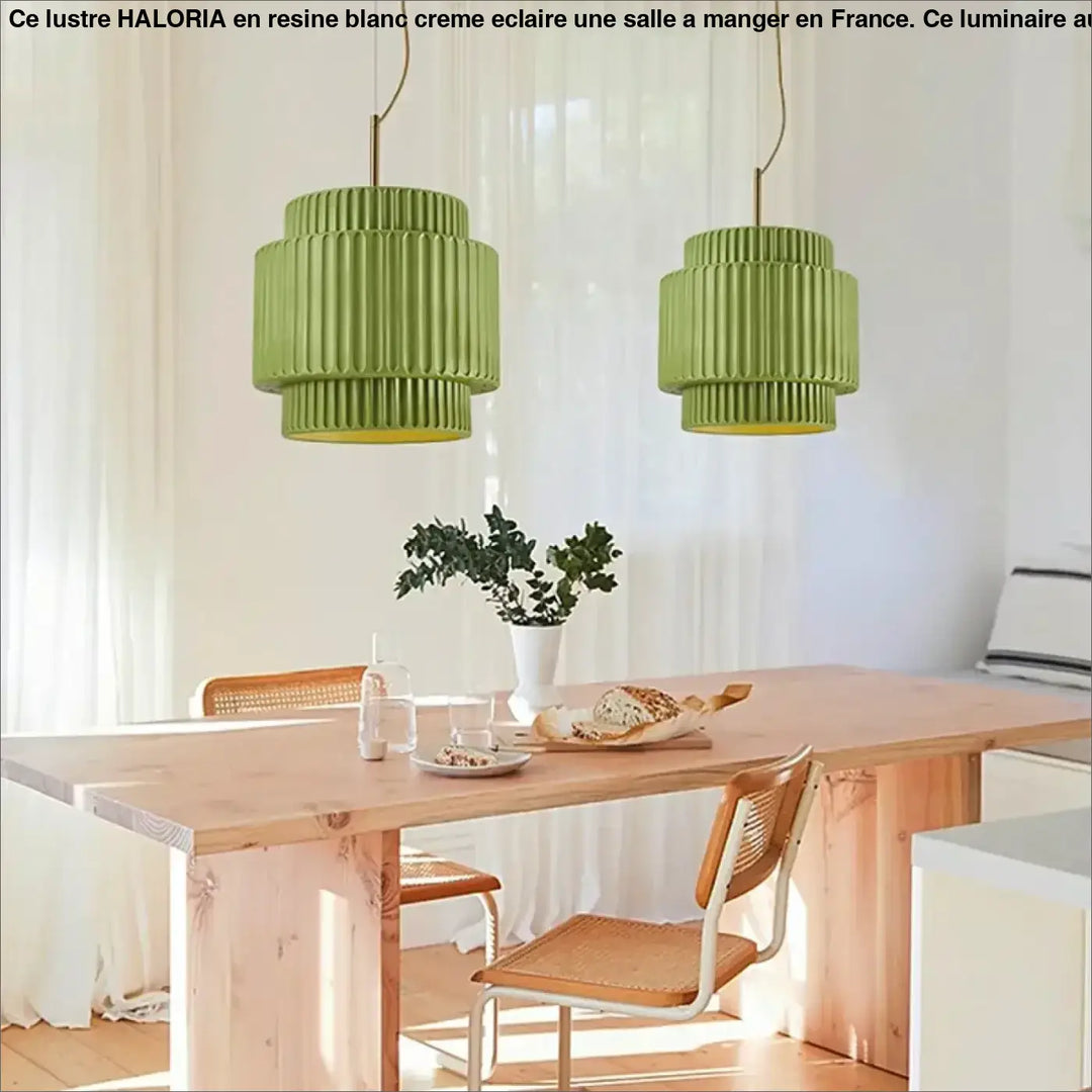 Deux suspensions lumineuses crebia olive vert à étages avec rainures verticales et cordons suspendus couleur laiton