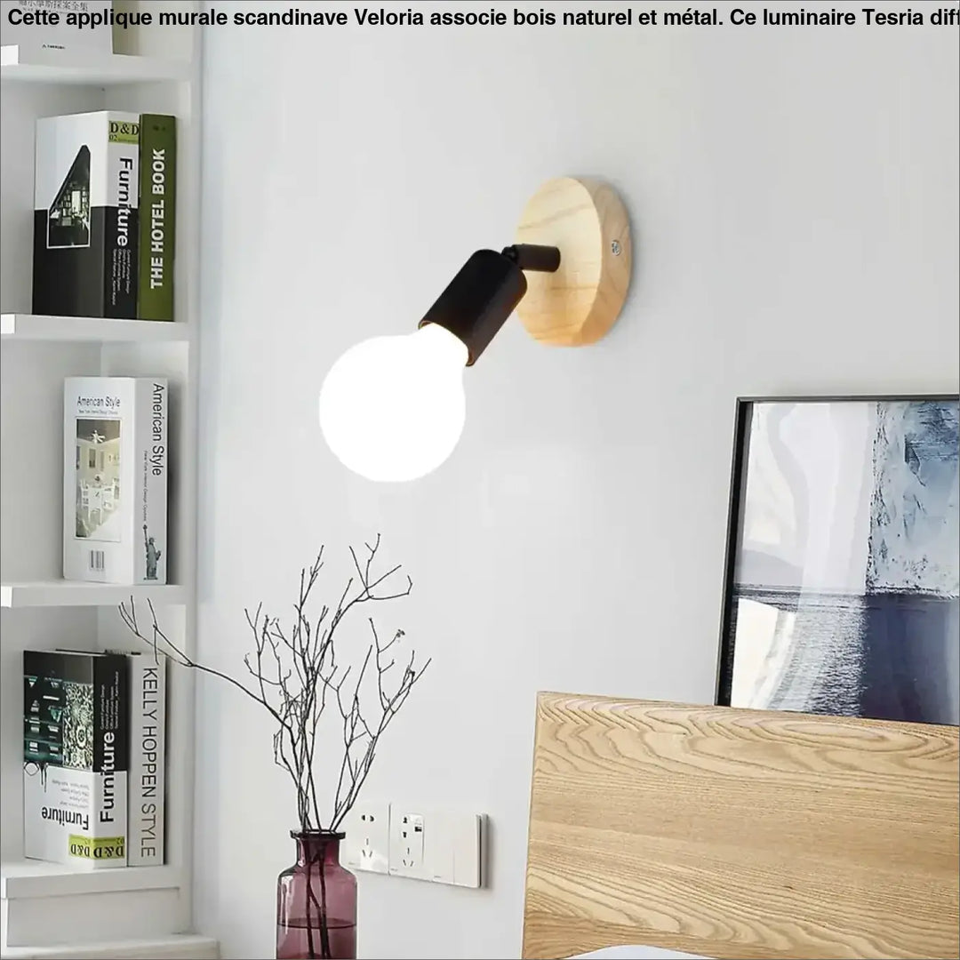 Applique murale scandinave veloria avec base en bois naturel circulaire et bras articulé noir tenant une ampoule visible