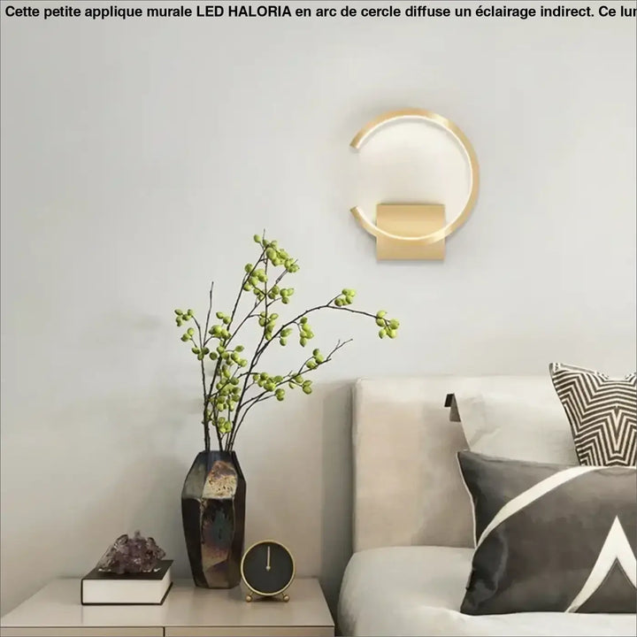 Petite applique murale led en arc de cercle ton or avec design moderne et épuré pour éclairage mural contemporain
