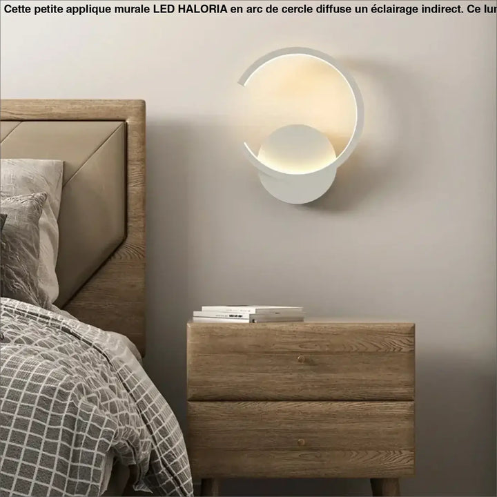 Petite applique murale led en arc de cercle haloria blanche moderne diffusant une lumière chaude et douce