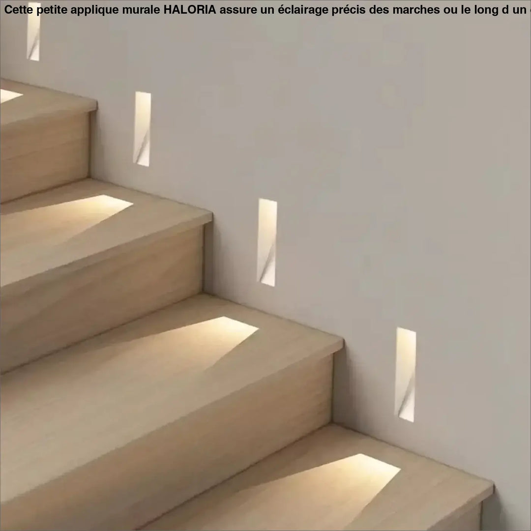 Petite applique murale haloria encastrée sur escalier en bois clair avec éclairage intégré pour ambiance élégante